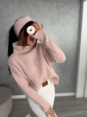 Sweter z golfem pudrowy róż Inko