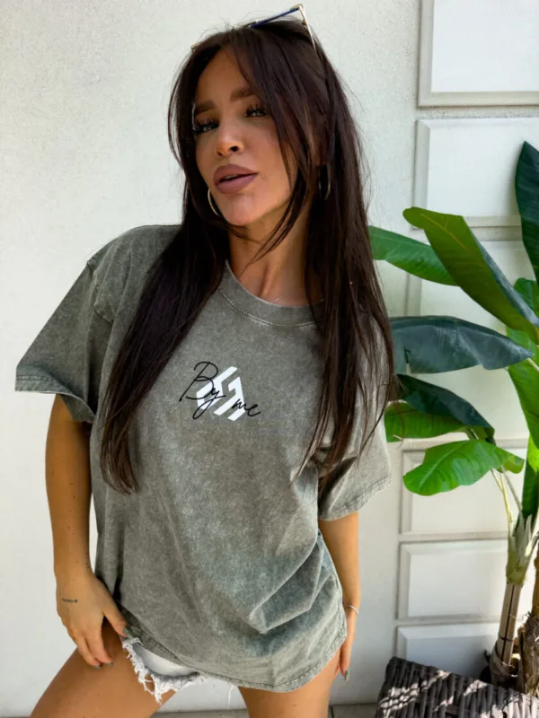 T-shirt dekatyzowany khaki By Me Monette - obrazek 2