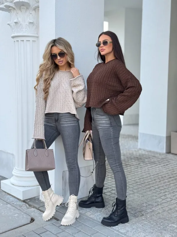 Sweter czekoladowy By Me warkocze - obrazek 2