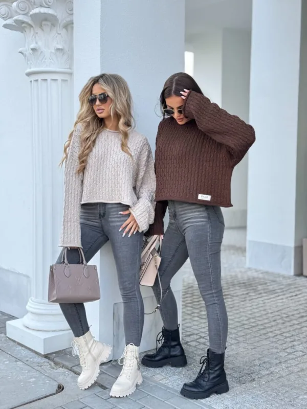 Sweter czekoladowy By Me warkocze - obrazek 3