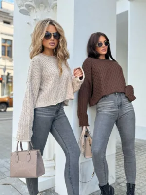 Sweter czekoladowy By Me warkocze