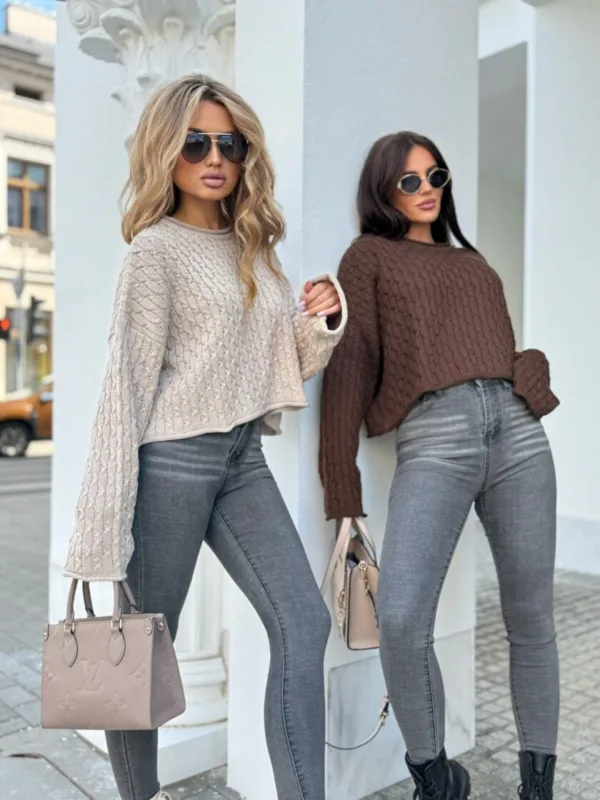 Sweter czekoladowy By Me warkocze
