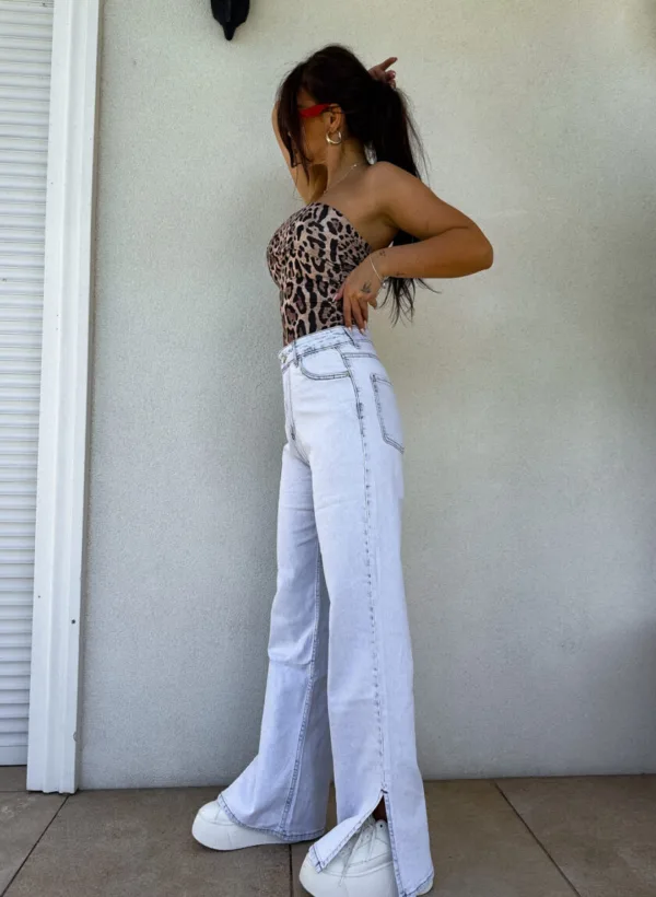 Spodnie jeansowe dzwony mom fit By Me - jasny jeans - obrazek 3