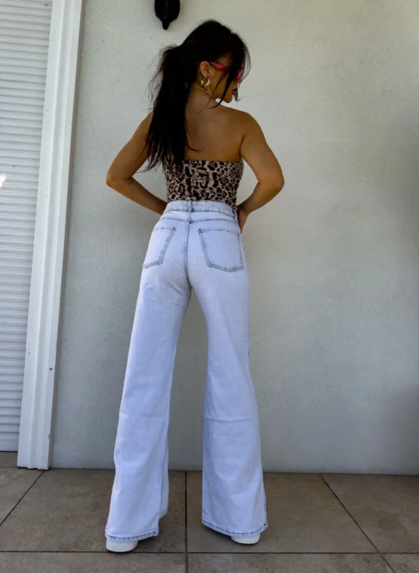Spodnie jeansowe dzwony mom fit By Me - jasny jeans - obrazek 4