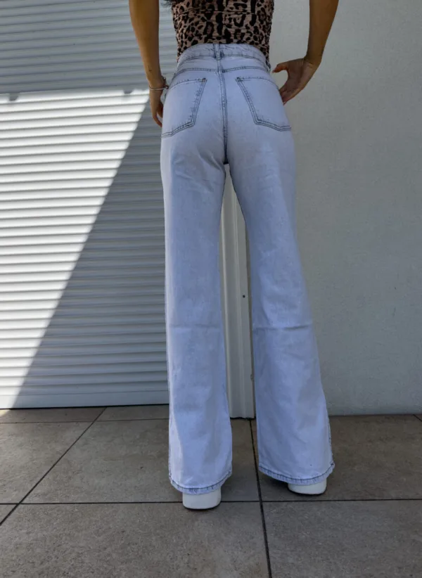 Spodnie jeansowe dzwony mom fit By Me - jasny jeans - obrazek 6