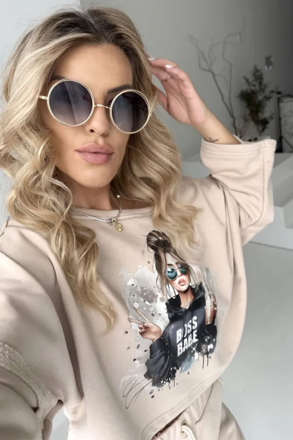 Bluza z nadrukiem Enjoy Boss Babe beżowa - obrazek 2